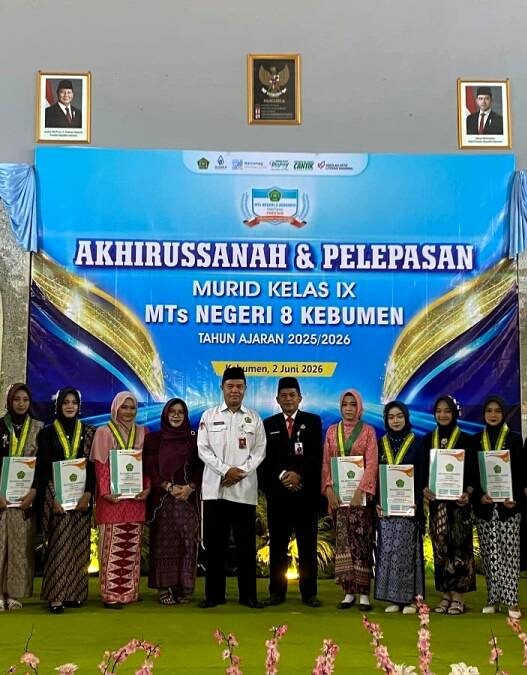 10 Lulusan Berprestasi Terima Penghargaan