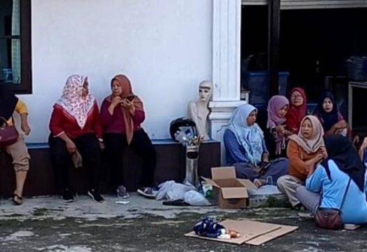 128 Pekerja PT HPS Tagih Gaji