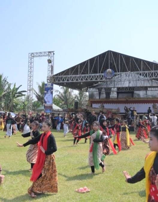 15 RT Tampilkan Gunungan Hasil Bumi