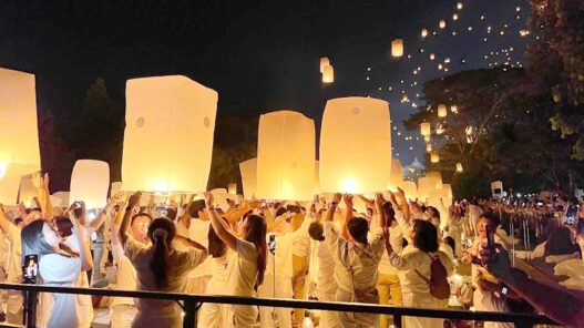 2.570 Lentera Terangi Langit Borobudur