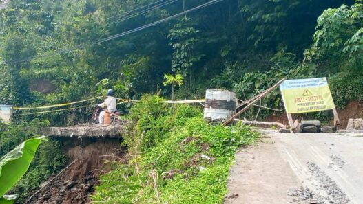 Akses Karangreja Karangjambu Terancam Putus