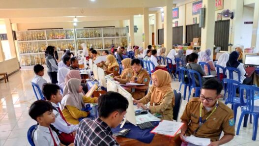 Antrean Sejak Subuh Warnai SPMB
