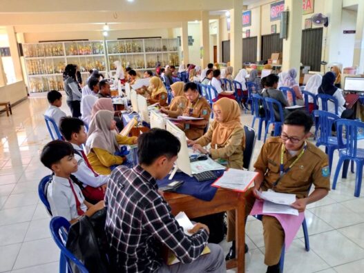 Antrean Sejak Subuh Warnai SPMB
