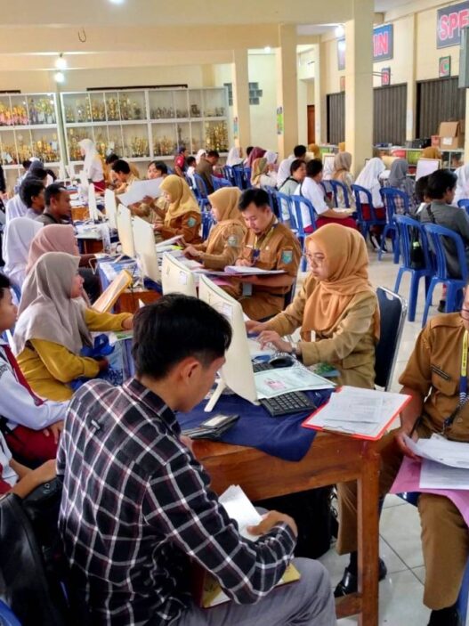 Antrean Sejak Subuh Warnai SPMB