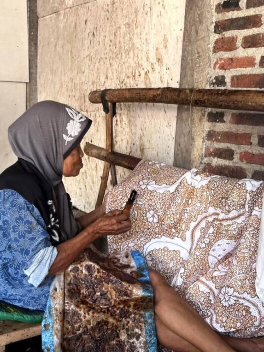 Batik Gumelem Siapkan Lima Ribu Selendang