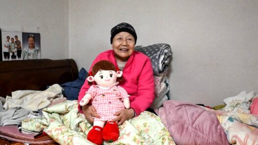 Boneka AI Temani Lansia Kesepian