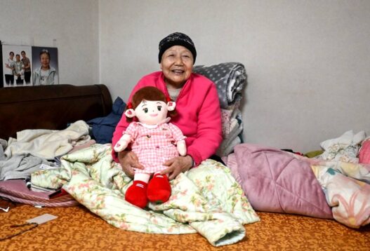 Boneka AI Temani Lansia Kesepian
