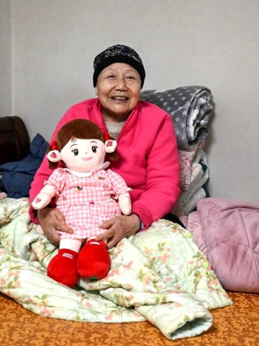 Boneka AI Temani Lansia Kesepian