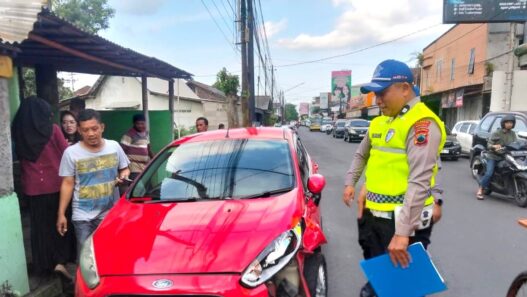 Brio Tabrak Mobil Parkir