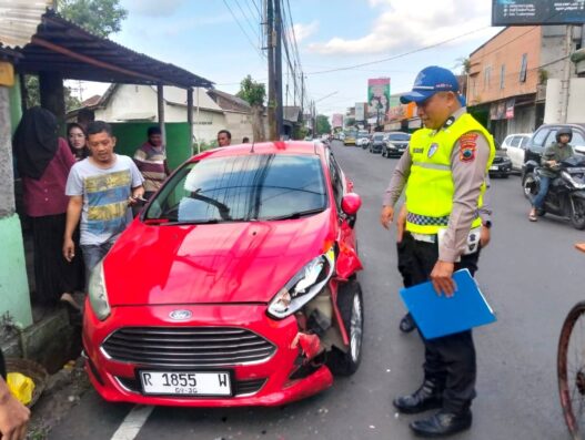 Brio Tabrak Mobil Parkir