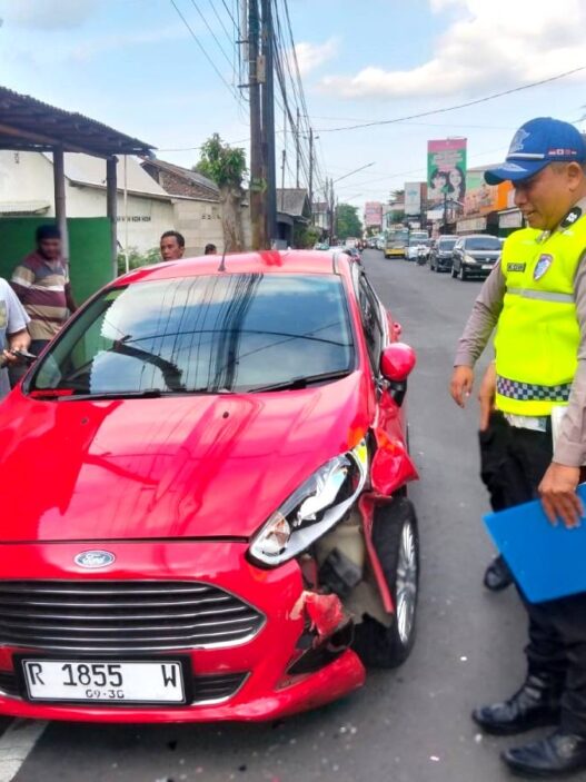 Brio Tabrak Mobil Parkir