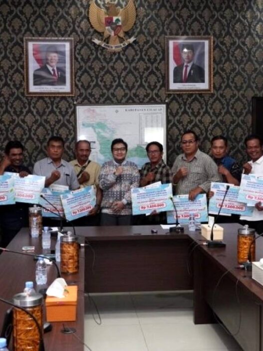 Delapan Kelompok Nelayan Terima Bantuan