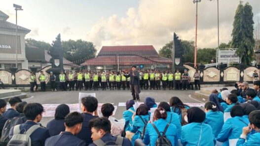 Desak Evaluasi MBG dan Sejumlah Kebijakan