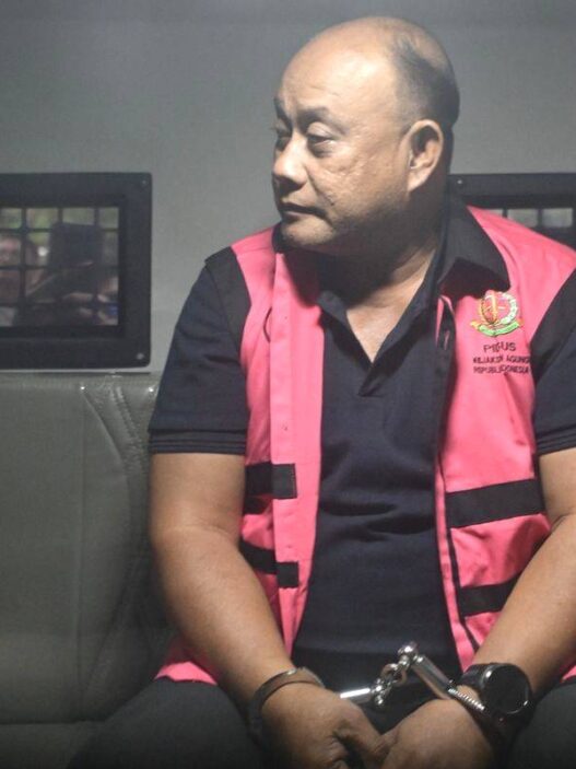 Dicopot, Langsung Pakai Rompi Tahanan