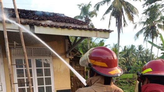 Diduga Korsleting, Rumah Lansia Terbakar
