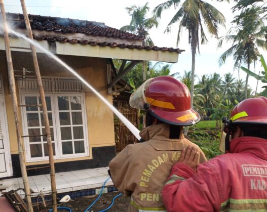 Diduga Korsleting, Rumah Lansia Terbakar
