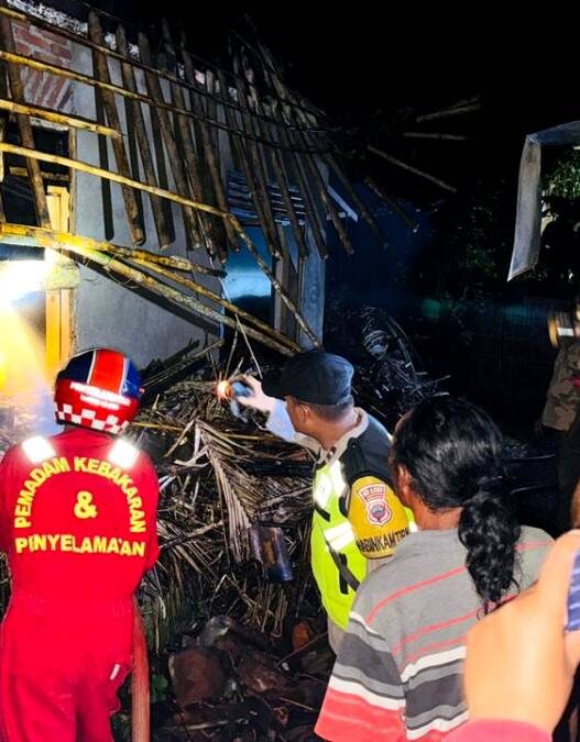 Diduga Korsleting, Rumah Ludes Terbakar