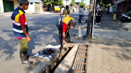 Drainase Mampet, Warga Keluhkan Bau