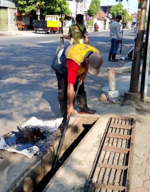 Drainase Mampet, Warga Keluhkan Bau