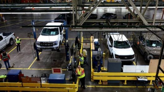 Dua Pabrik Otomotif Terancam PHK Massal