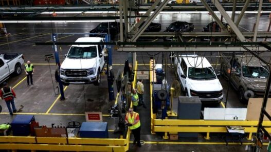 Dua Pabrik Otomotif Terancam PHK Massal