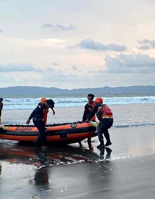 Dua Remaja Hilang Terseret Ombak