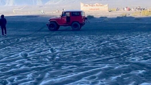 Gunung Bromo Diselimuti Embun Upas