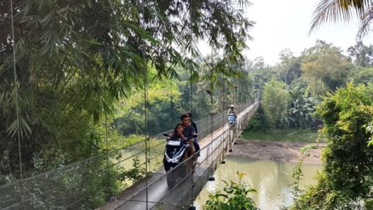 Jembatan Gantung Jadi Jalur Andalan