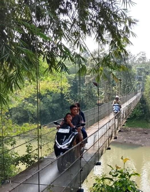Jembatan Gantung Jadi Jalur Andalan