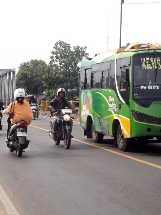 Jembatan Serayu Ditutup, Bus Mikro Harus Memutar