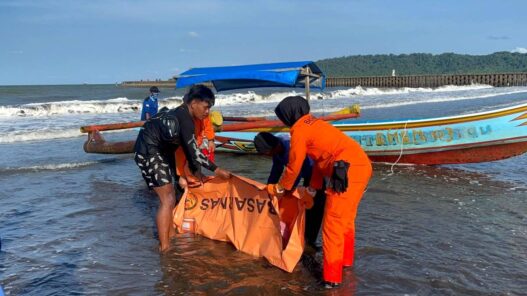 Jenazah Pria Ngapung di Teluk Penyu