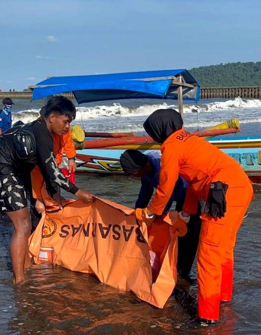 Jenazah Pria Ngapung di Teluk Penyu