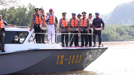 Karangan Bunga Dilarung di Pantai Logending