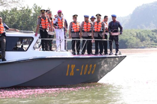 Karangan Bunga Dilarung di Pantai Logending
