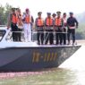 Karangan Bunga Dilarung di Pantai Logending
