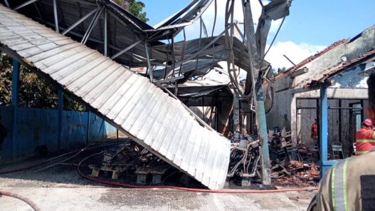Kebakaran Hanguskan Kantor dan Bengkel Bus