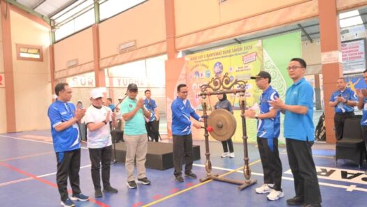 Kepsek dan Guru SMP Meriahkan MKKS Cup X