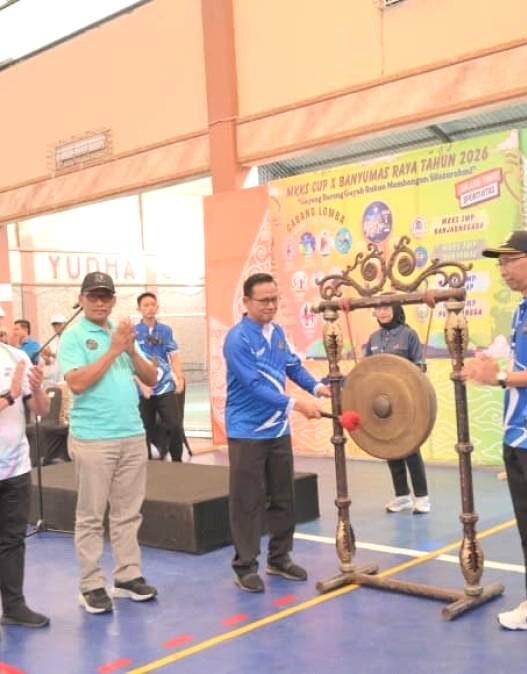 Kepsek dan Guru SMP Meriahkan MKKS Cup X