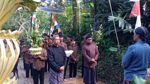 Kirab 100 Tumpeng dan Gunungan Hasil Bumi