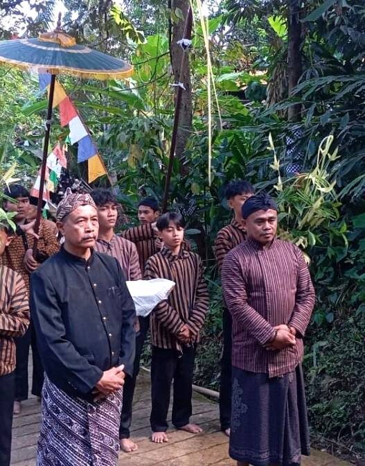 Kirab 100 Tumpeng dan Gunungan Hasil Bumi