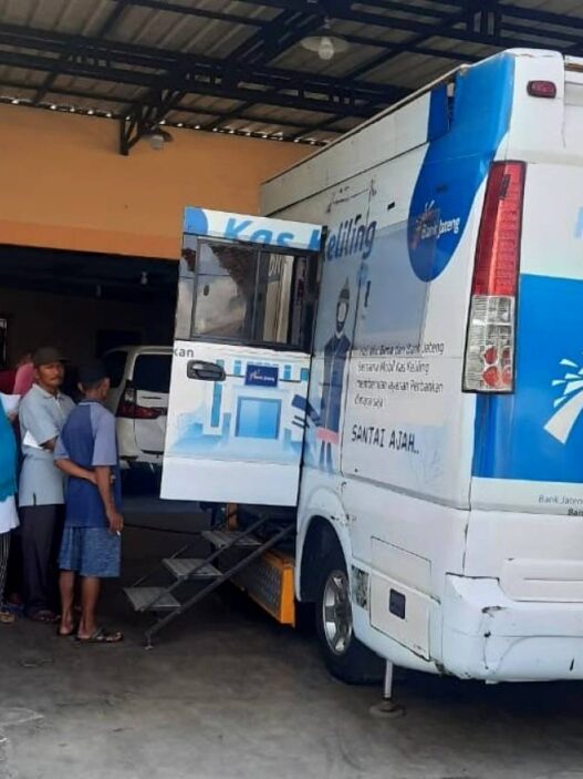 Layanan Pajak Keliling Diserbu Warga