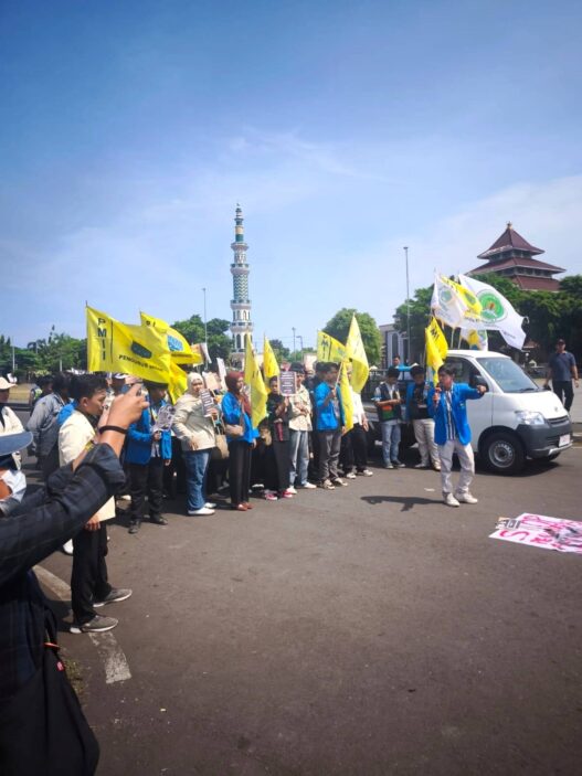 Mahasiswa Geruduk Kantor Bupati