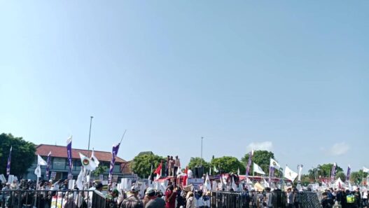 Massa Aksi Damai Dukung MBG