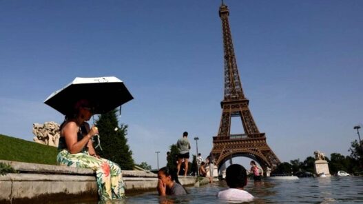Menara Eiffel pangkas Jam Operasional