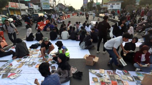 Mimbar Bebas Disertai Pasar Gratis