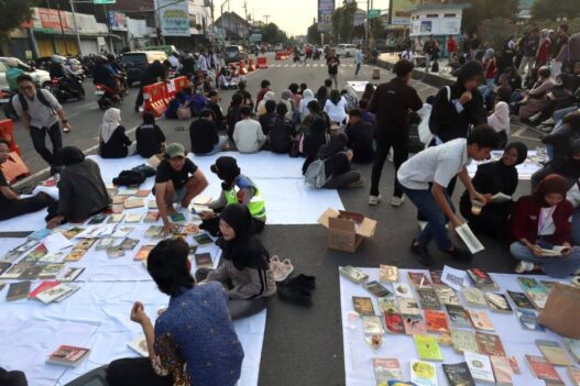Mimbar Bebas Disertai Pasar Gratis