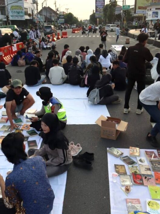 Mimbar Bebas Disertai Pasar Gratis
