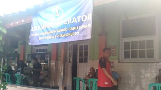 Pendaftar Membludak, Verifikasi Sampai Malam