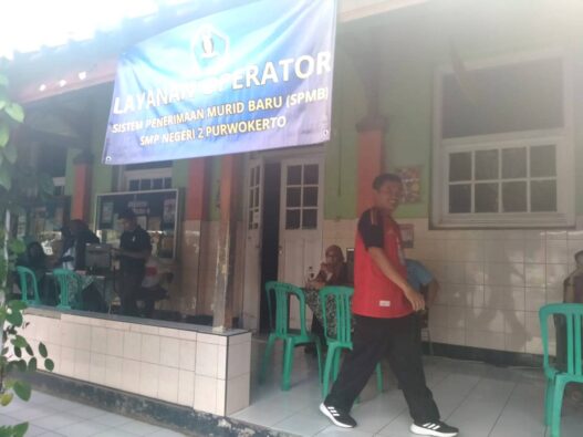 Pendaftar Membludak, Verifikasi Sampai Malam