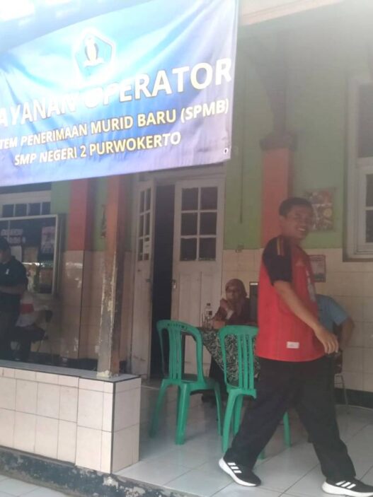 Pendaftar Membludak, Verifikasi Sampai Malam